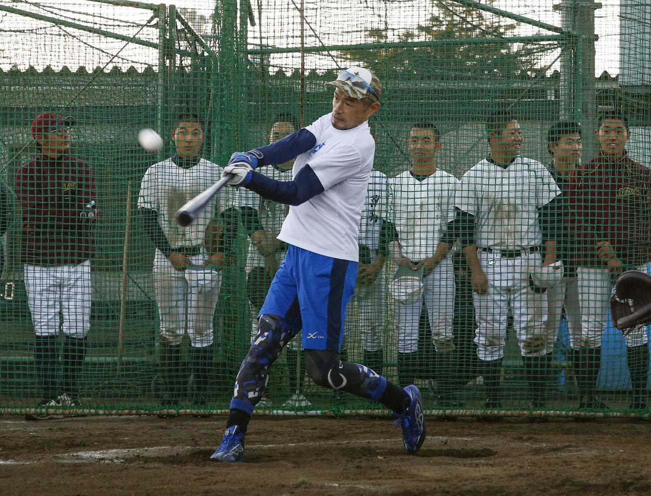 千葉明徳高を訪れ、打撃を披露するイチロー氏（代表撮影）