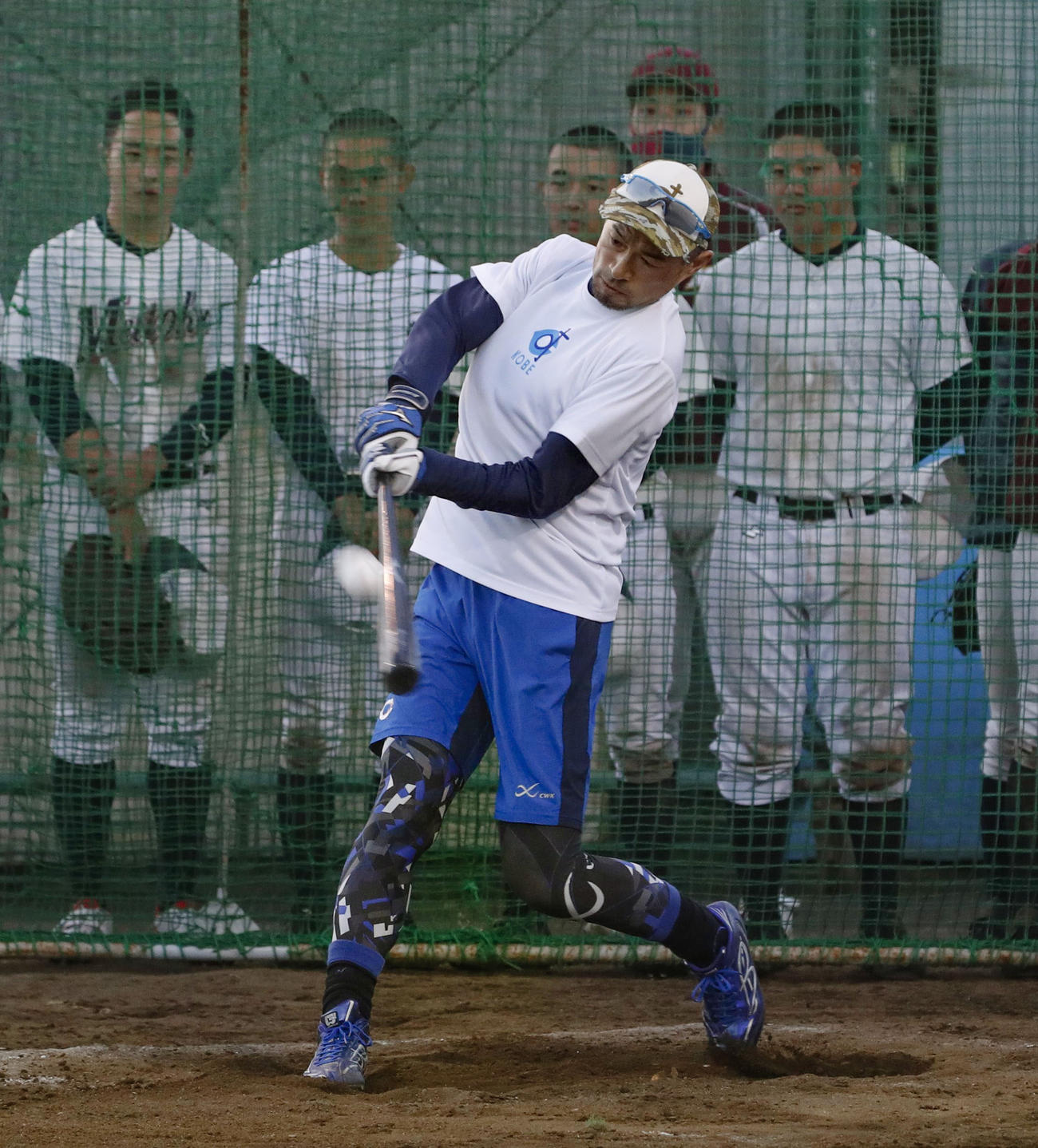 千葉明徳高の選手の指導に訪れ、打撃を披露するイチローさん（代表撮影）