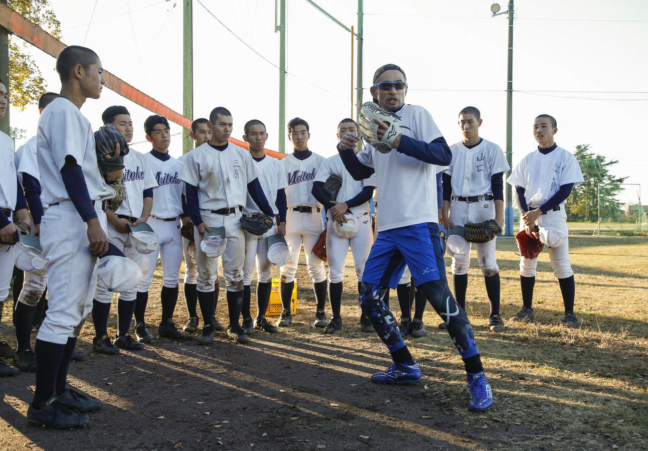 千葉明徳高を訪れ、守備の指導をするイチローさん（代表撮影）