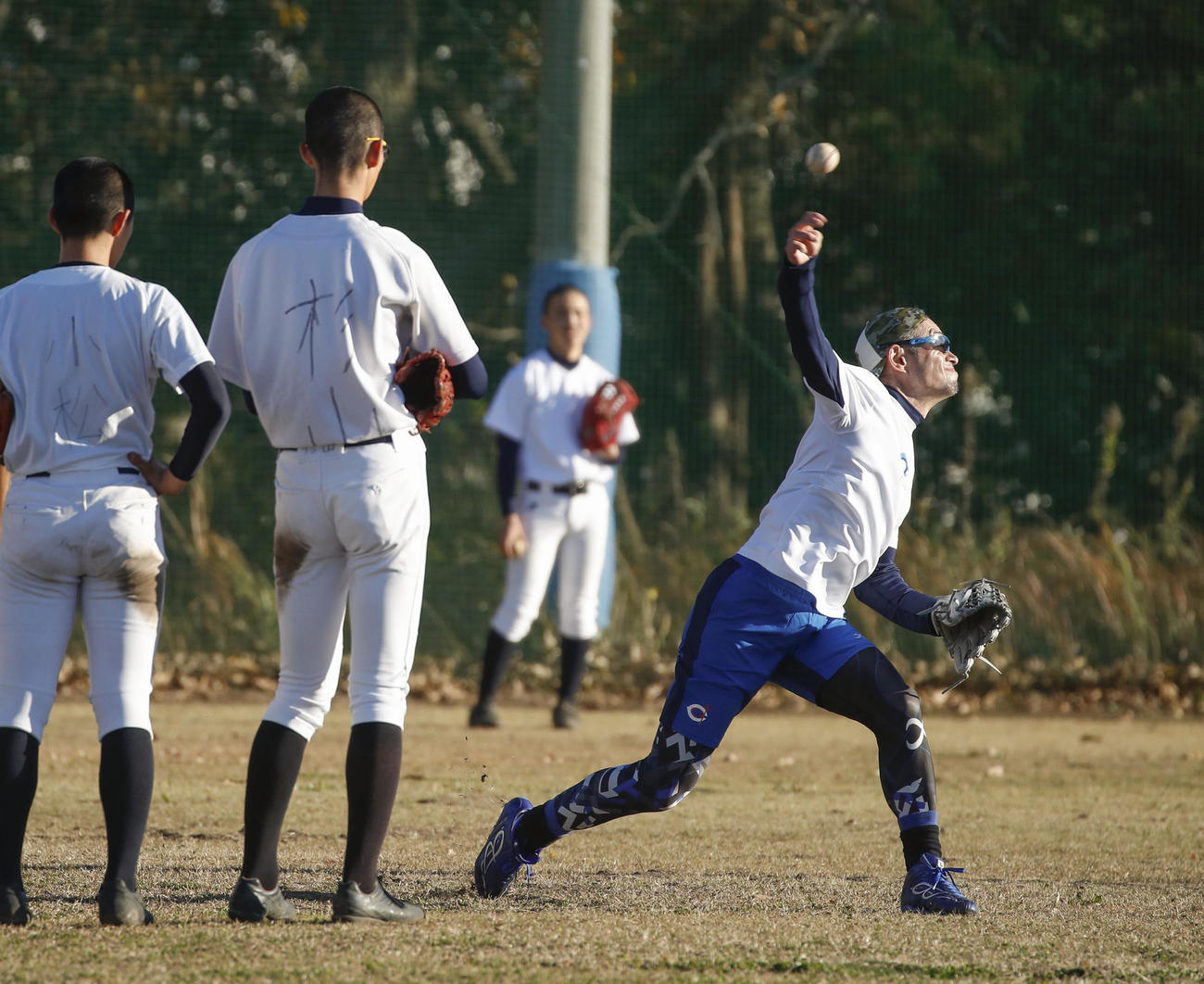 千葉明徳高を訪れ、遠投の指導をするイチローさん（代表撮影）