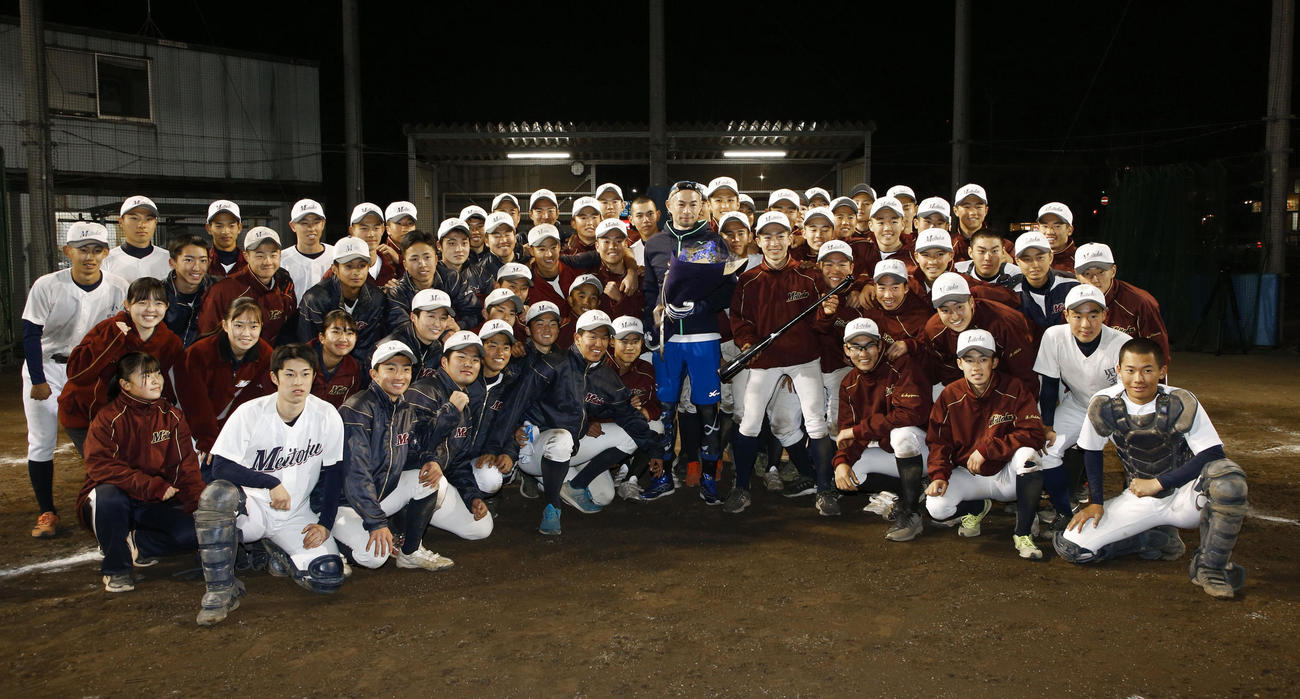 千葉明徳高の選手の指導に訪れ、記念写真に納まるイチロー氏（中央）（代表撮影）