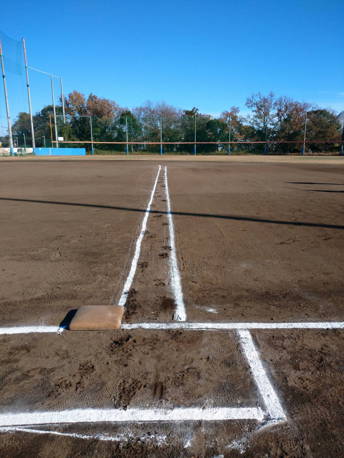 イチロー氏が千葉明徳で盗塁指導の際に一、二塁間に引いた2本の線（代表撮影）
