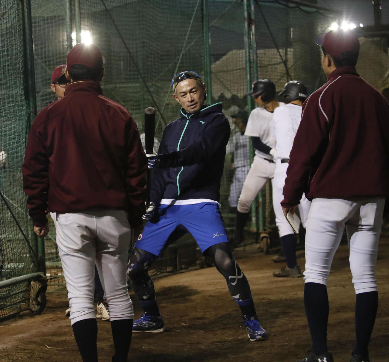 千葉明徳高を訪れ、選手を指導するイチローさん（代表撮影）
