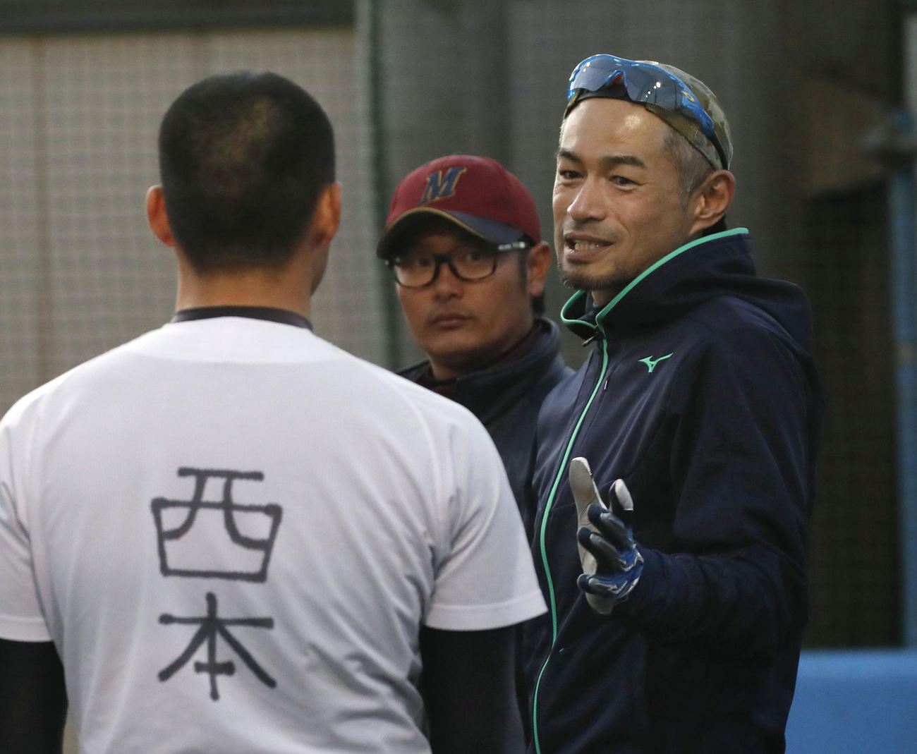 千葉明徳高を訪れ、選手を指導するイチローさん（代表撮影）