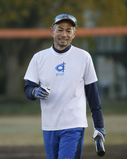 千葉明徳高の選手の指導に訪れ、笑顔を見せるイチローさん（代表撮影）