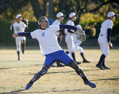 千葉明徳高の選手の指導に訪れ、キャッチボールするイチロー氏（代表撮影）