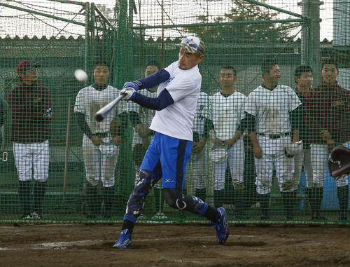 千葉明徳高の選手の指導に訪れ、打撃を披露するイチローさん（代表撮影）