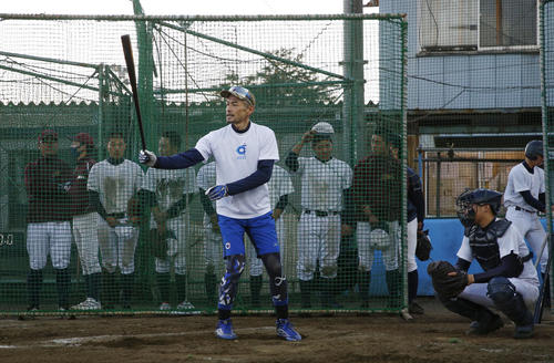 千葉明徳高の選手の指導に訪れ、打撃を披露するイチローさん（代表撮影）