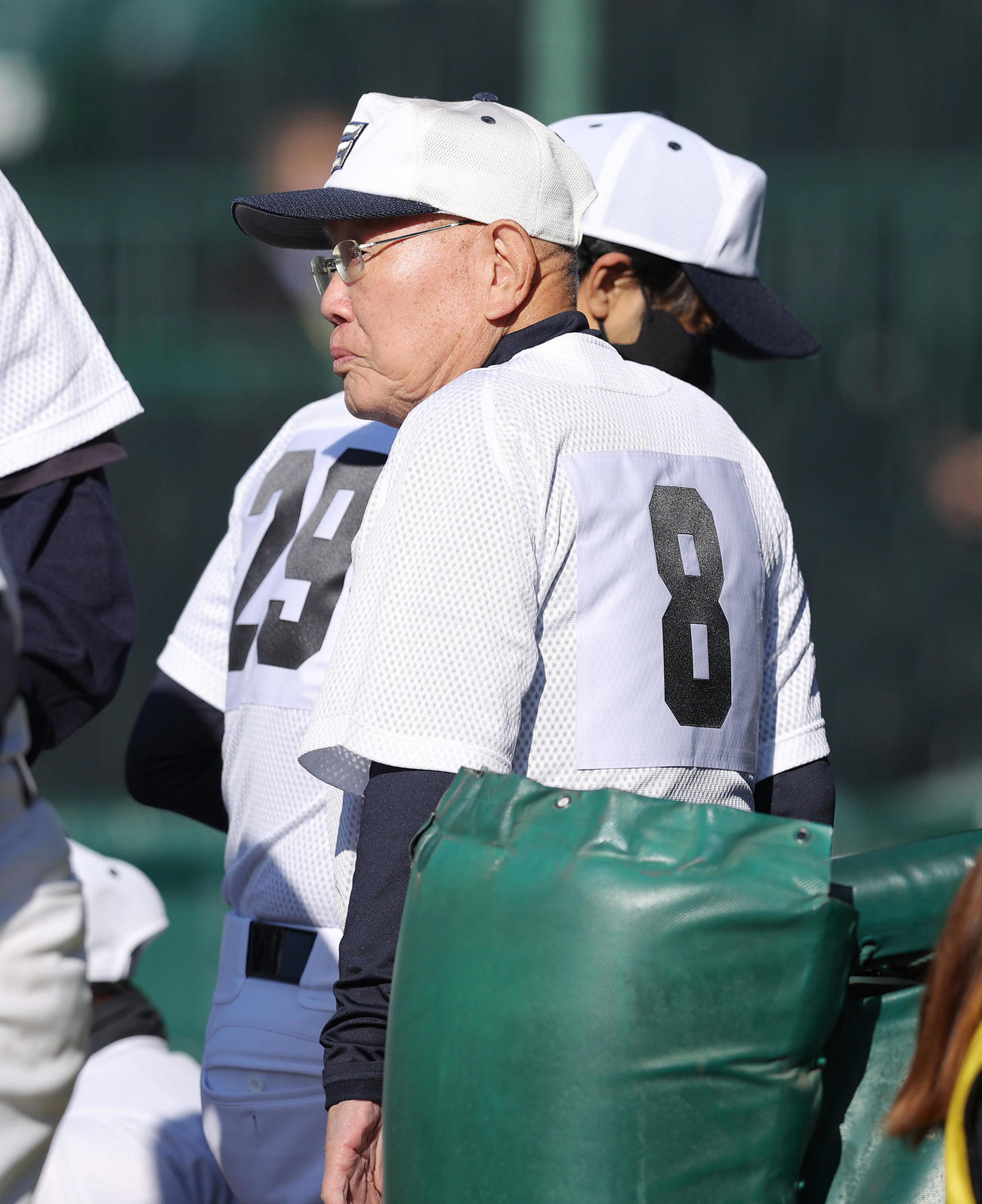 御所実対能代　1回表、1番打者での打席を終え、ベンチへ下がる御所実・高橋寛さん（手前）（撮影・前田充）