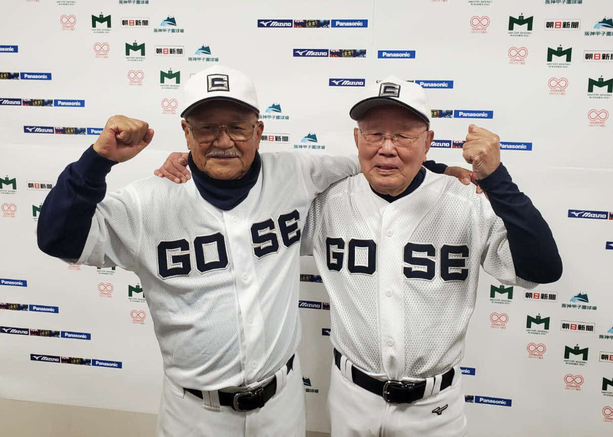 マスターズ甲子園に出場した86歳の高橋寛さん（右）は試合後、81歳の前川勉さんとガッツポーズ
