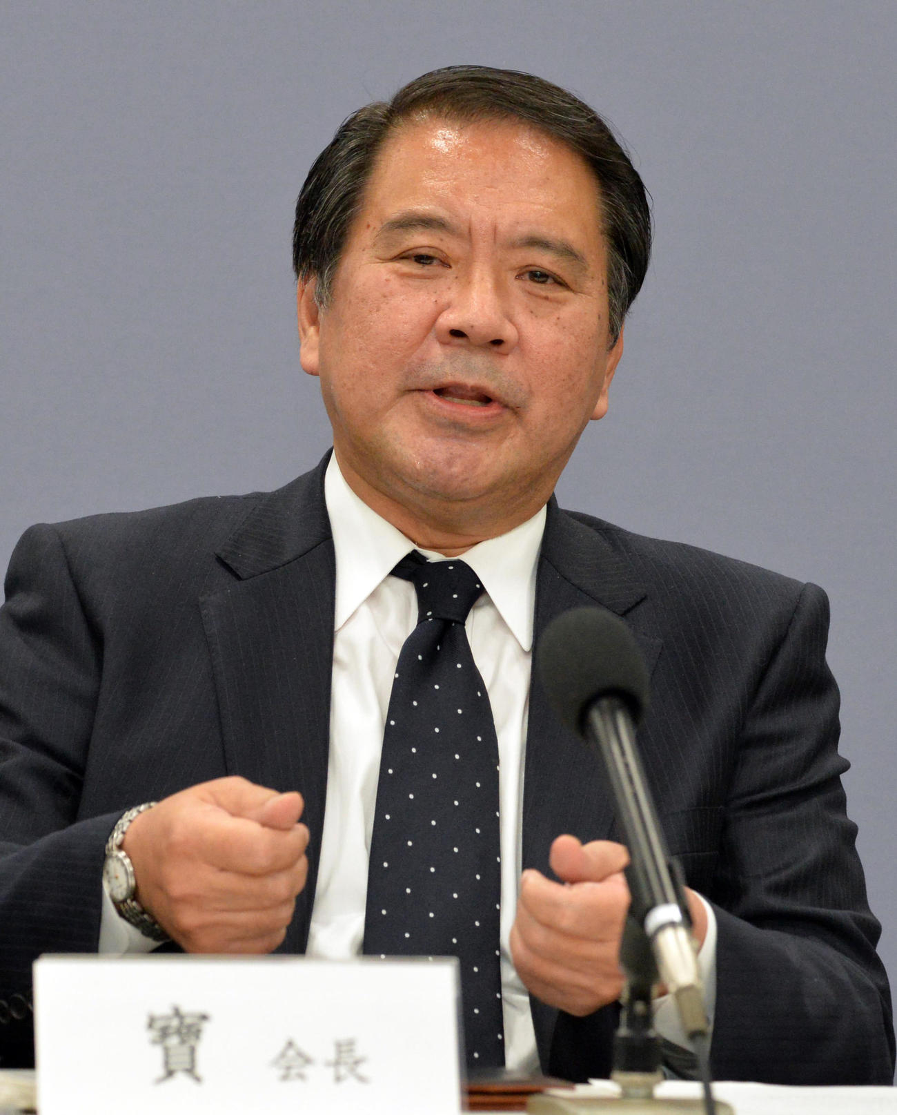 就任後初の理事会を終え、記者会見をする日本高校野球連盟の宝馨会長（代表撮影）