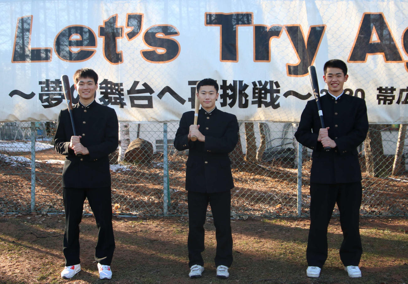 バットを持ち笑顔を見せる帯広農野球部3年の佐伯（左）谷口（中央）武藤（撮影・山崎純一）