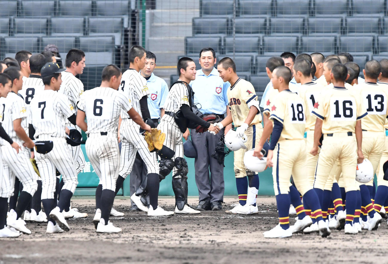 試合を終え、握手で健闘をたたえあうノースアジア大明桜（左側）、帯広農の両校ナイン（2021年8月15日撮影）
