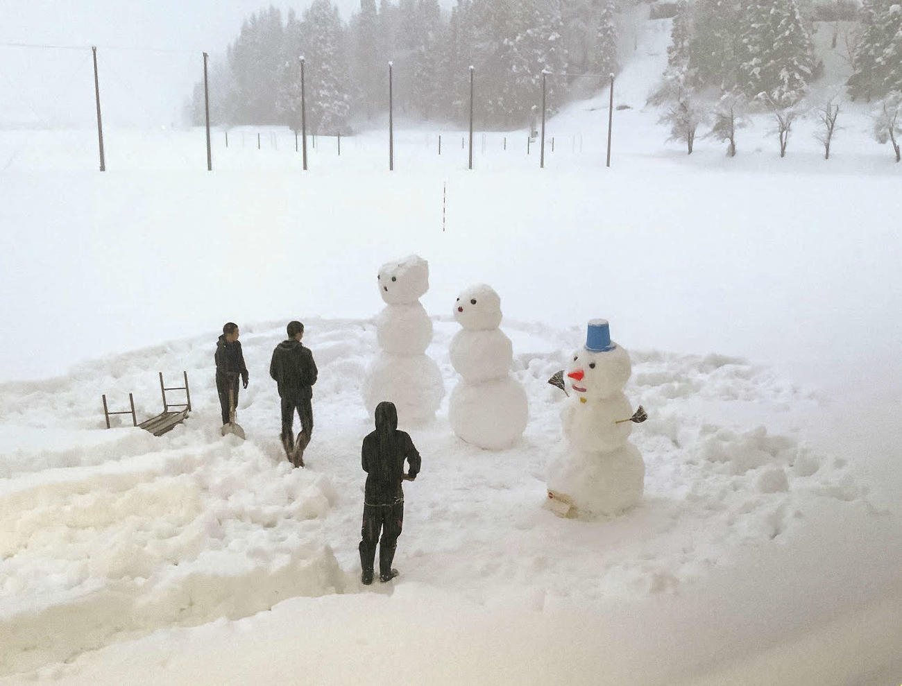 20年12月、校庭で雪だるまをつくる只見の野球部員たち（同校提供）
