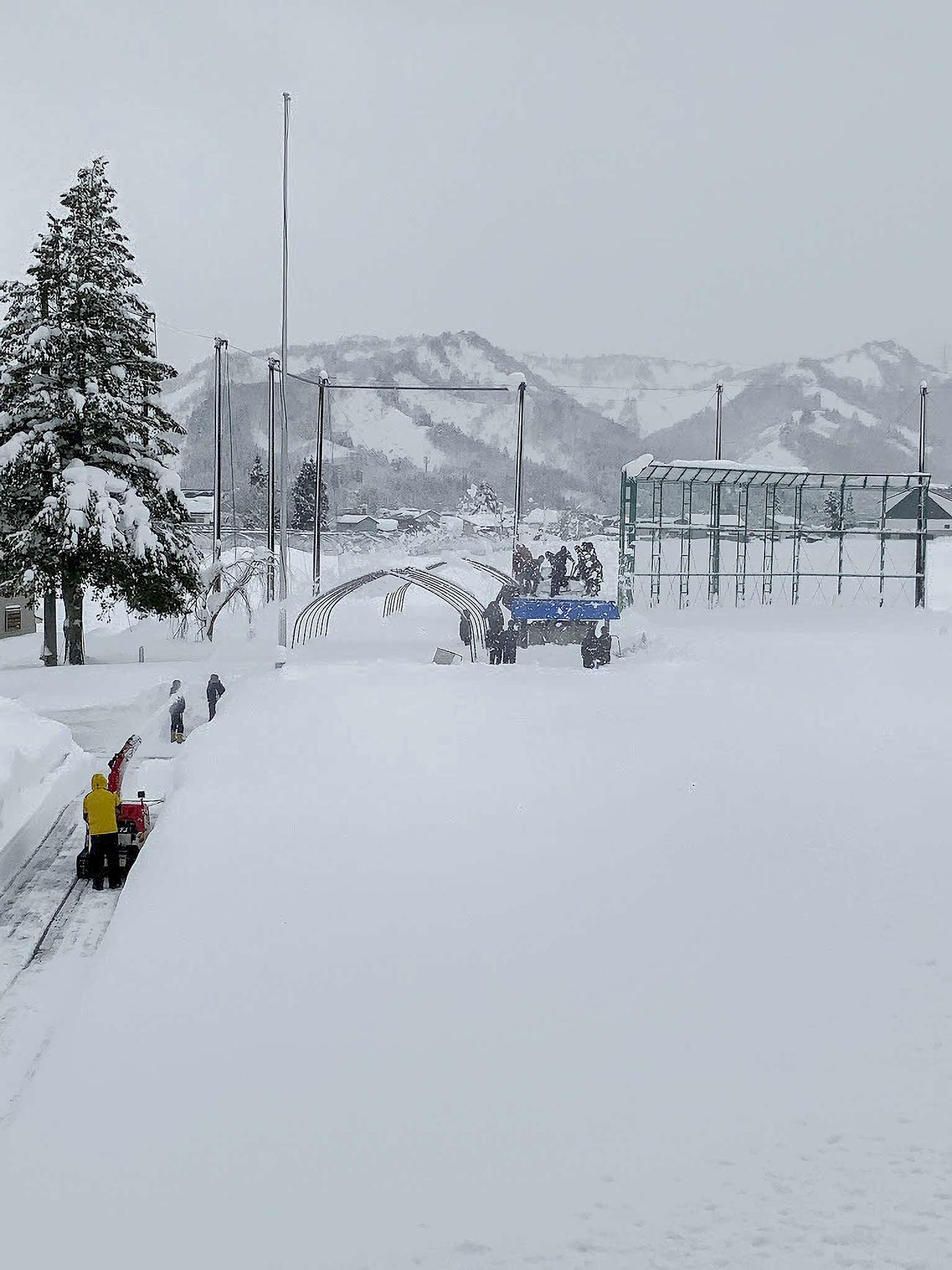 20年12月、校庭で除雪作業を行う只見の野球部員たち（同校提供）
