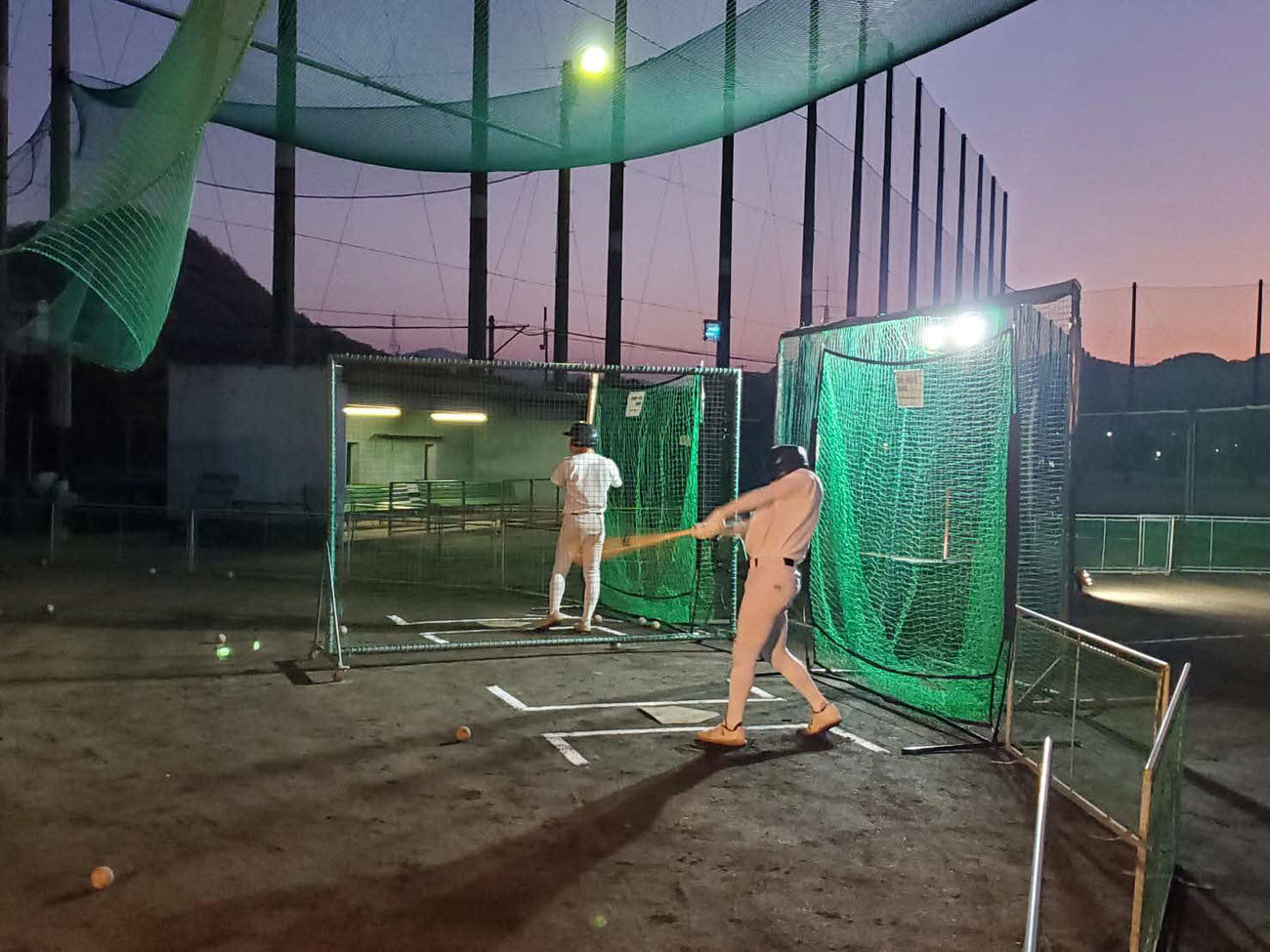 センバツ21世紀枠候補に選ばれた高松一ナインは、暗闇が迫る中でわずかな照明を頼りにティー打撃を行う