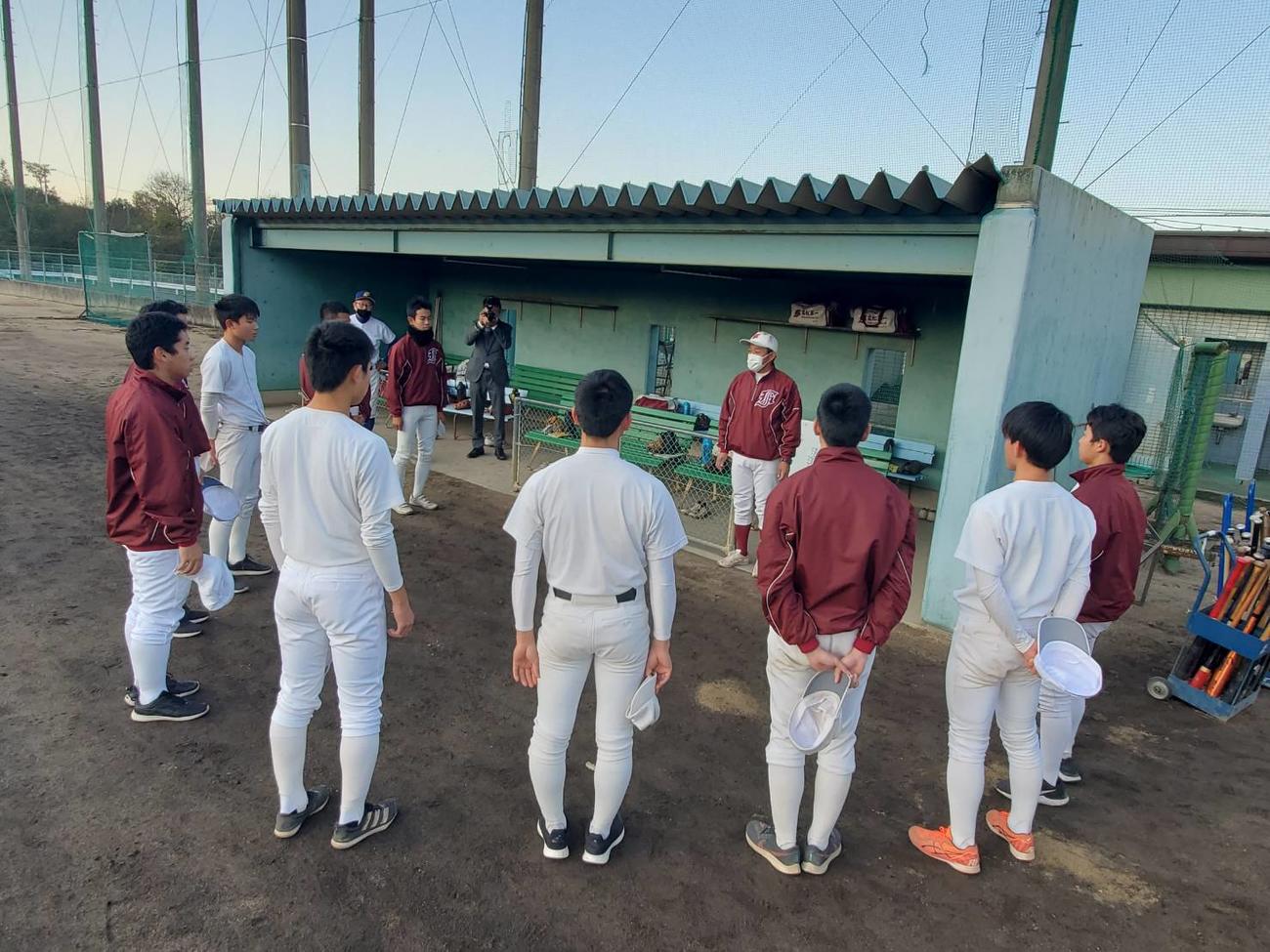 21世紀枠の推薦校に選ばれた高松一ナインは搆口（かまえぐち）顕太郎監督から練習前に報告を受ける