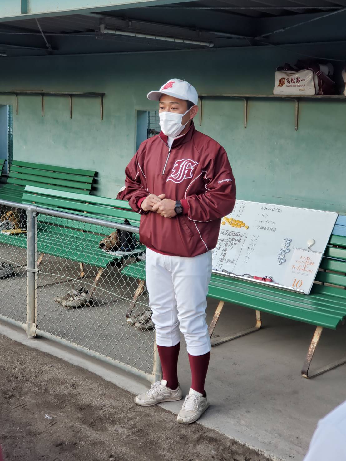 21世紀枠の推薦校に選ばれた高松一の搆口（かまえぐち）顕太郎監督は練習前、選手に訓示する