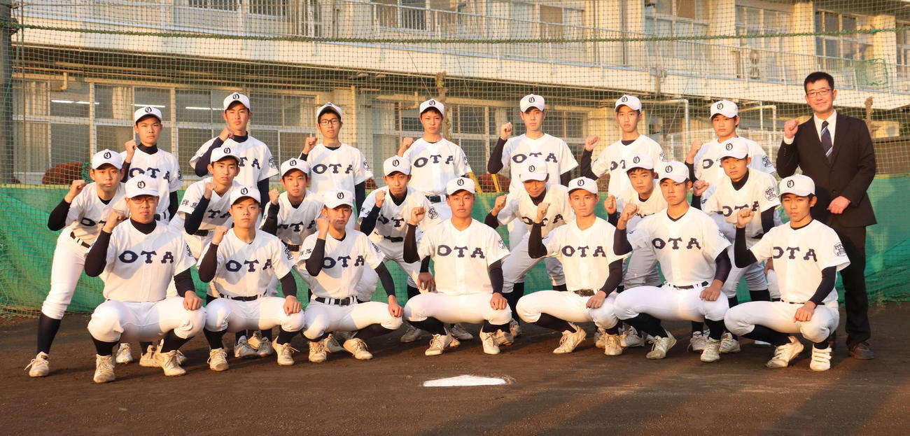 21世紀枠候補校に選出され、ガッツポーズをみせる県太田ナイン（撮影・阿部泰斉）