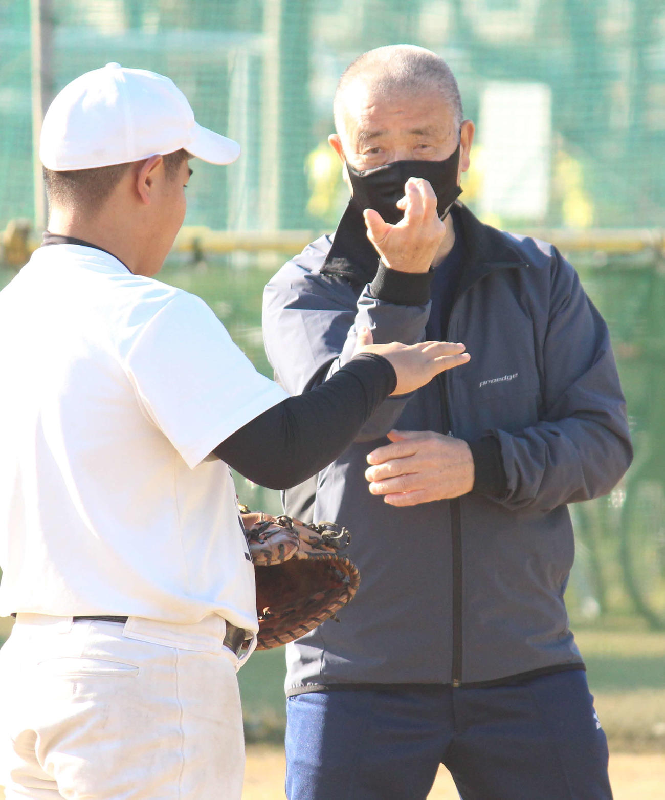 野球教室でキャッチボールの指導をする智弁和歌山名誉監督の高嶋氏（撮影・保坂恭子）