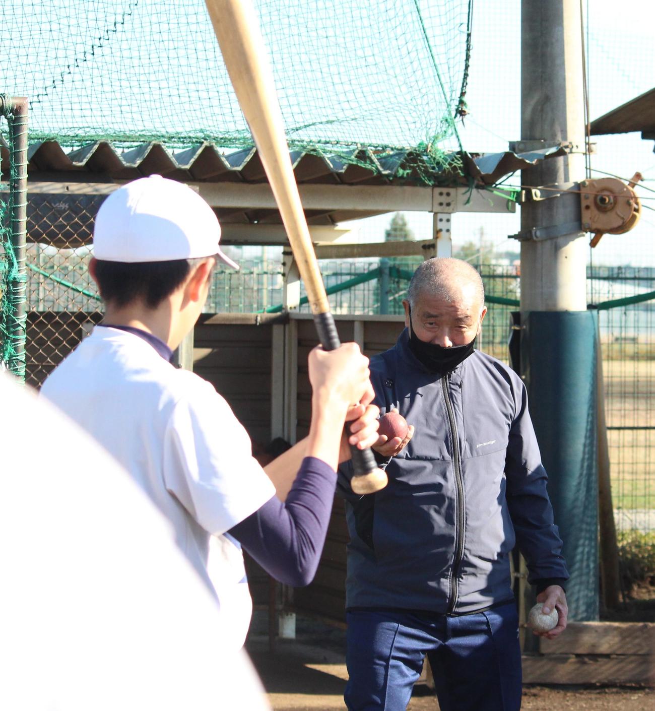 野球教室でティー打撃の指導をする智弁和歌山名誉監督の高嶋氏（撮影・保坂恭子）