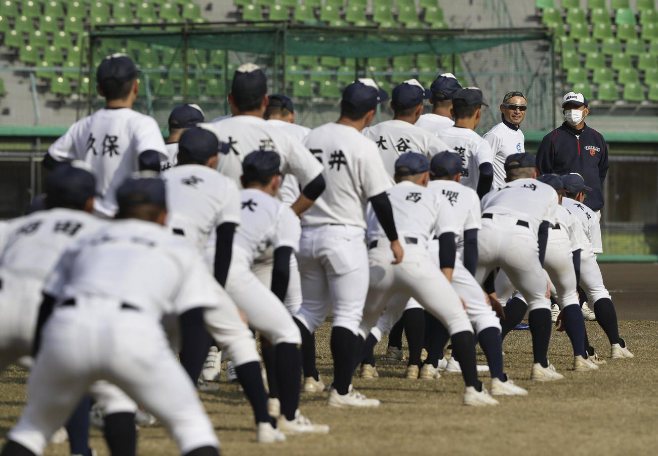 高松商の指導に訪れ、笑顔でアップを見守るイチローさん（奥右から2人目）（代表撮影）