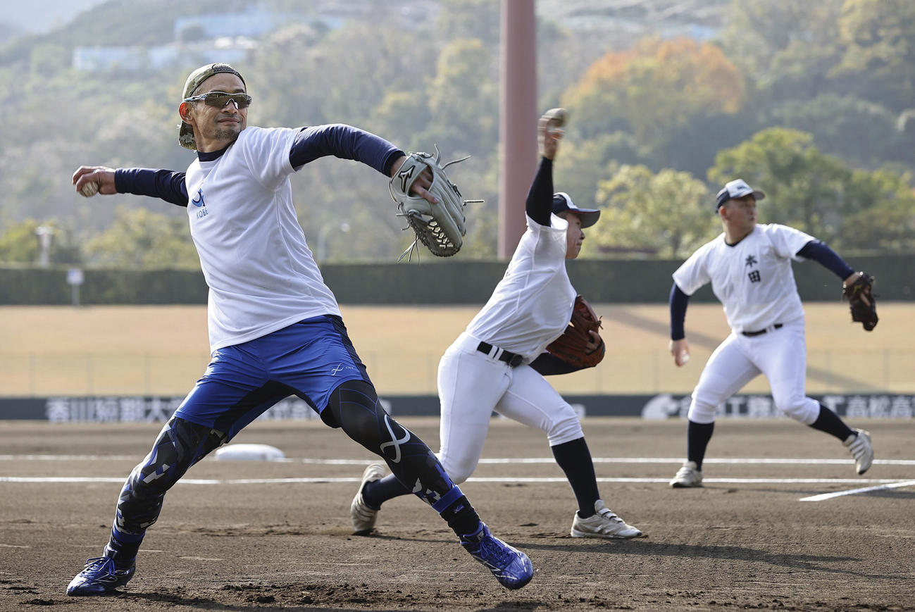 高松商の指導に訪れ、選手らとキャッチボールするイチローさん（左）代表撮影）