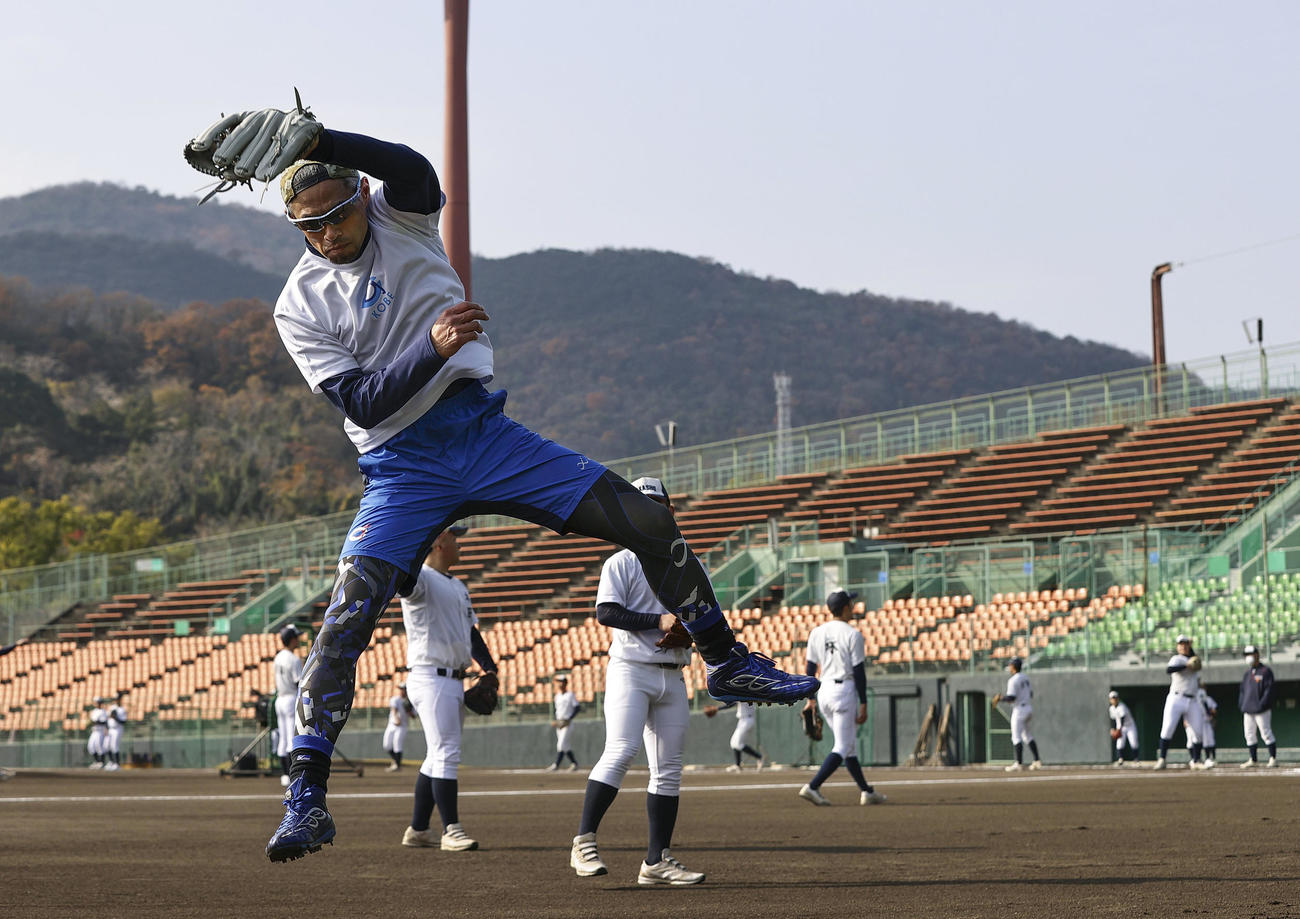 高松商の指導に訪れ、キャッチボール中、選手の高めのボールをジャンプしてキャッチするイチローさん（代表撮影）