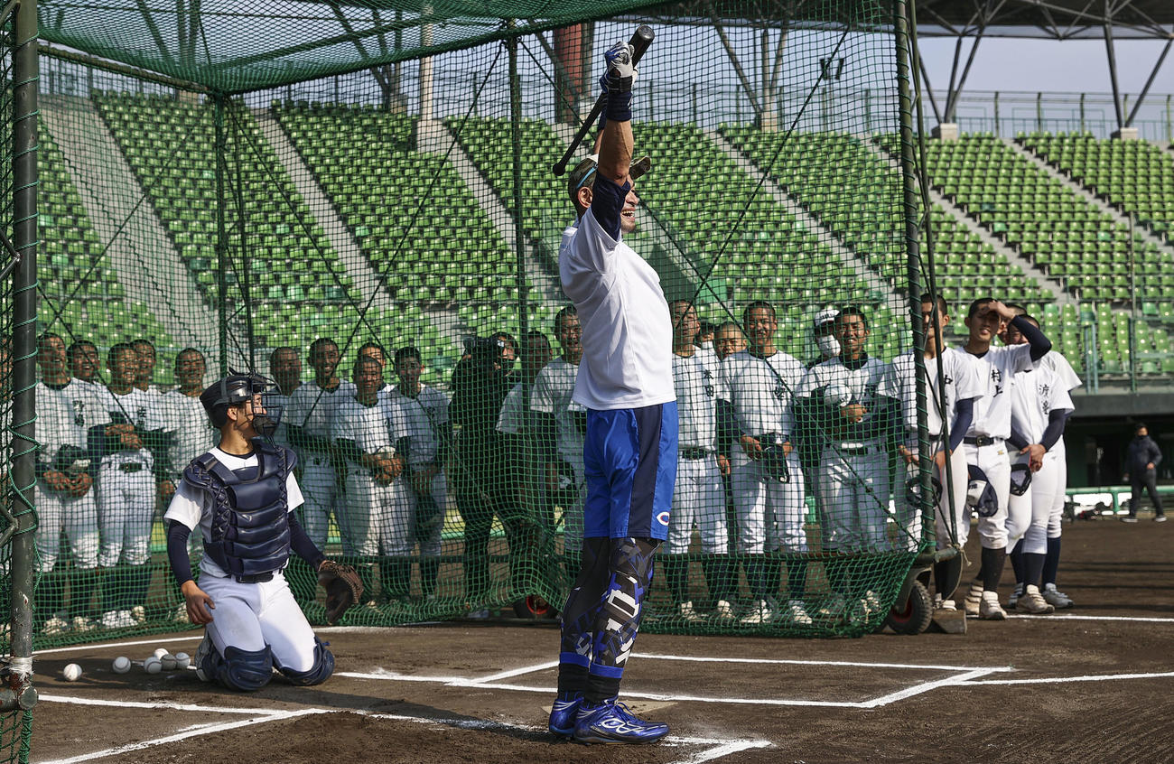 高松商の指導に訪れ、打撃を披露し本塁打を放ち笑顔を見せるイチローさん（中央）（代表撮影）