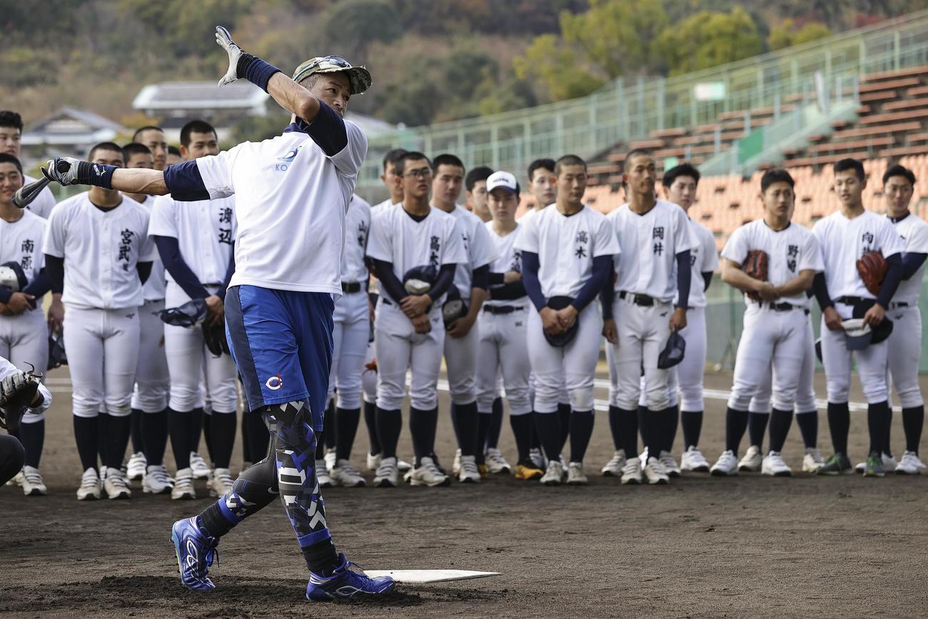 高松商の指導に訪れ、打撃を披露するイチロー氏（代表撮影）

