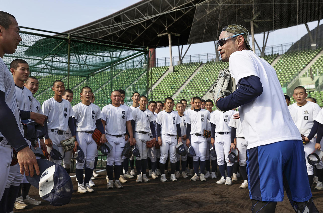 高松商の指導に訪れ、笑顔で選手らと話すイチローさん（右）（代表撮影）