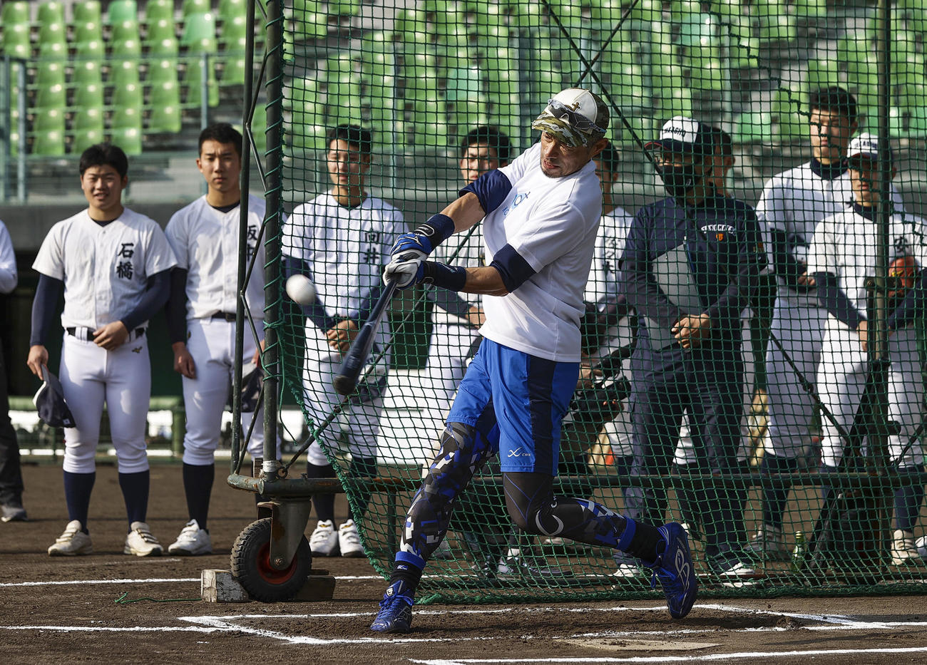 高松商の指導に訪れ、打撃を披露するイチローさん（代表撮影）