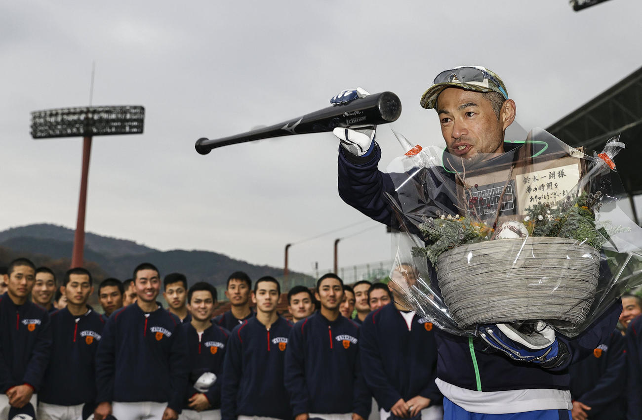 高松商の指導に訪れ、バットをチームに渡すイチロー氏（右）（代表撮影）