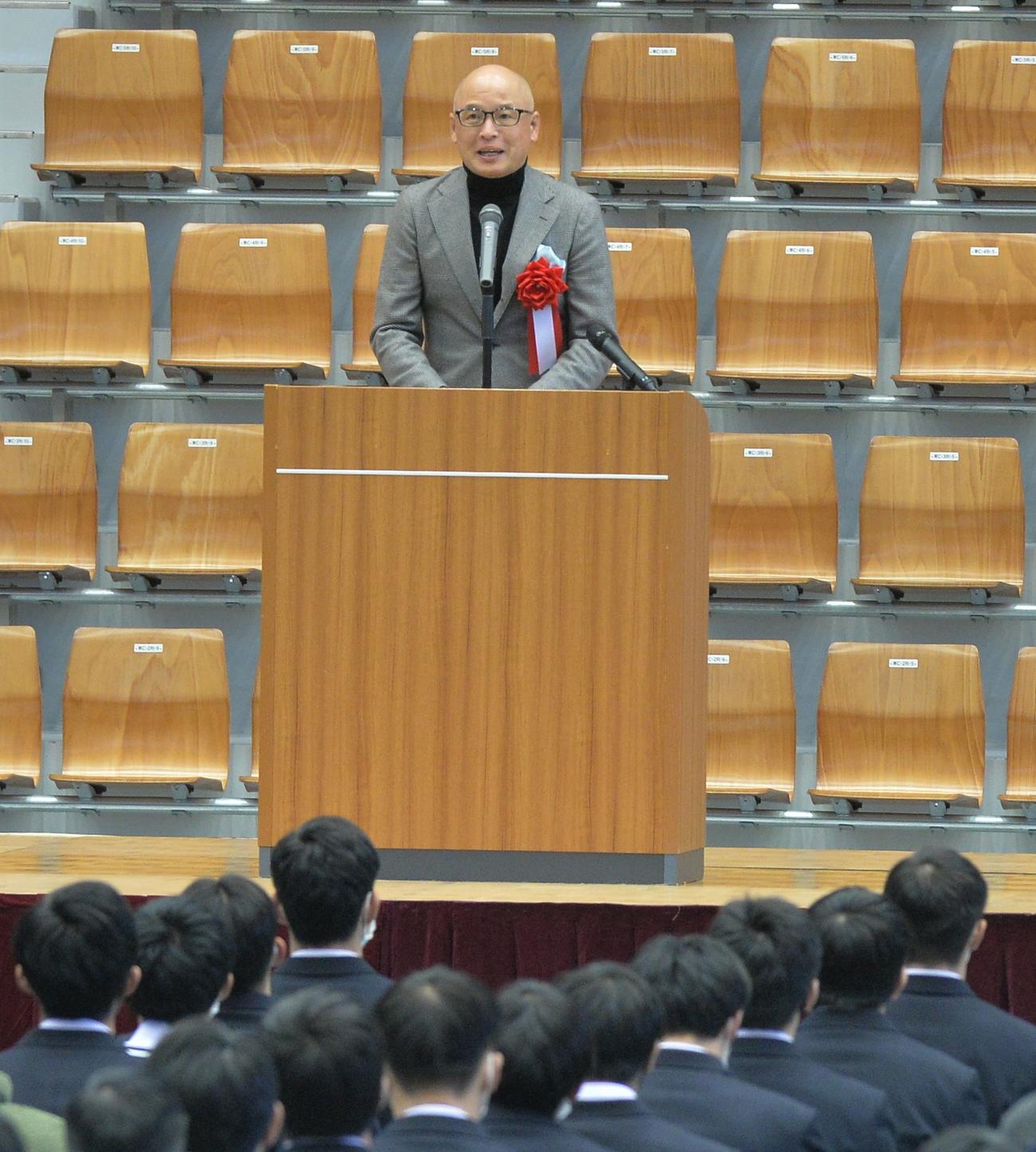 講演会を行う漫画家・三田氏（撮影・佐藤究）