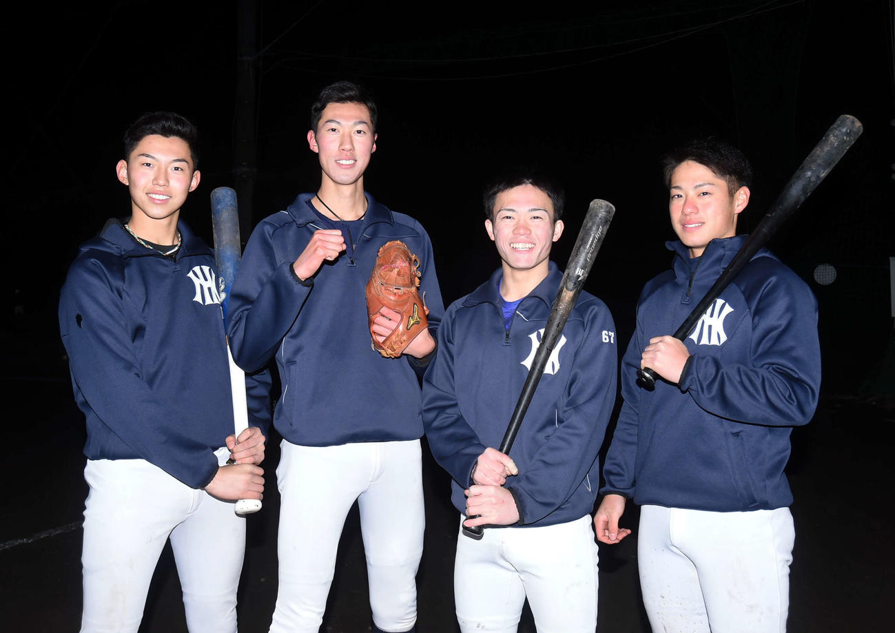 日本ハム育成1位の八戸西・福島（左から2人目）とともに、卒業後の活躍を誓った左から相前、1人おいて宮崎、桐山（撮影・相沢孔志）