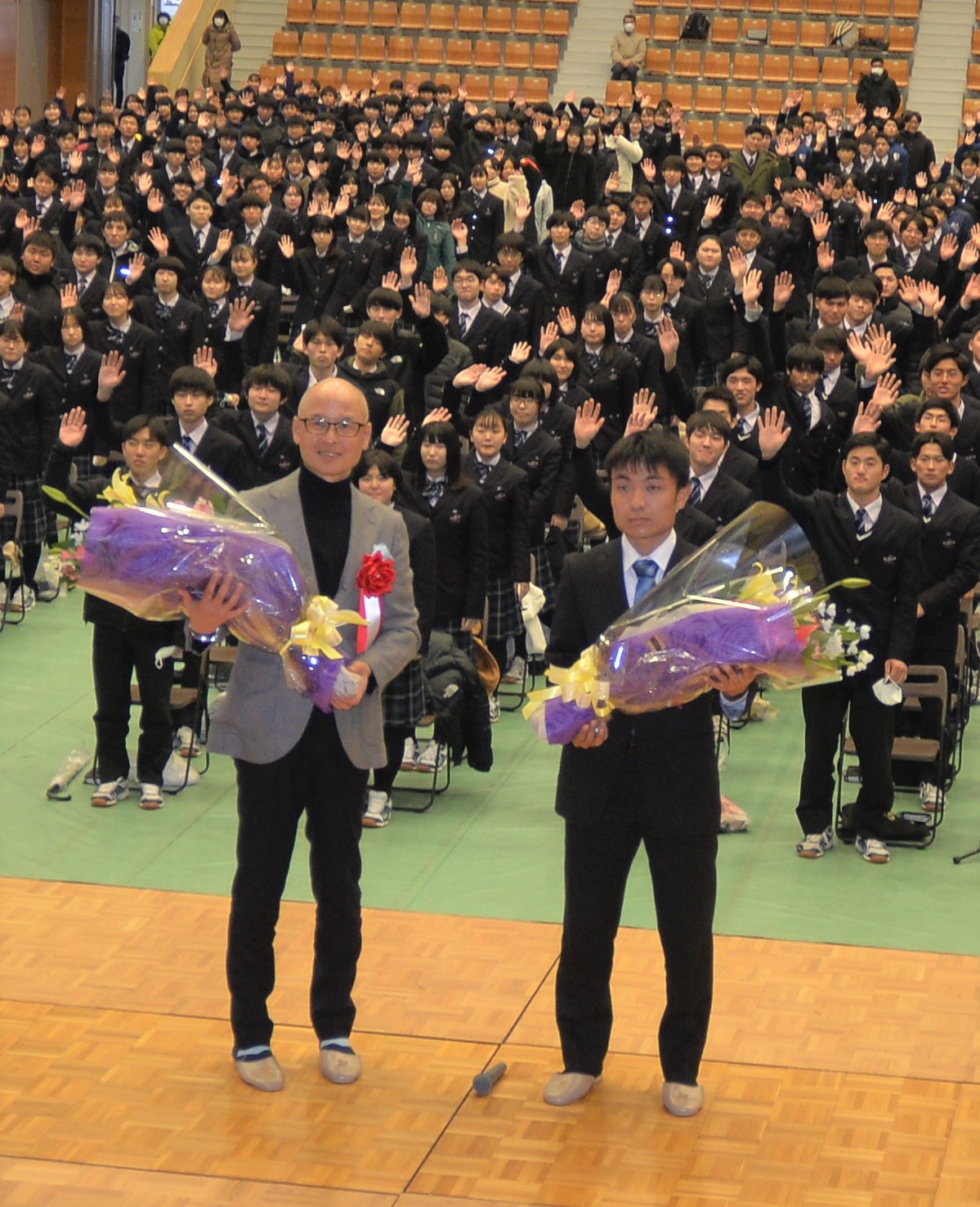 トークショーを終え、記念撮影に臨む三田氏（左）と大巻さん（撮影・佐藤究）