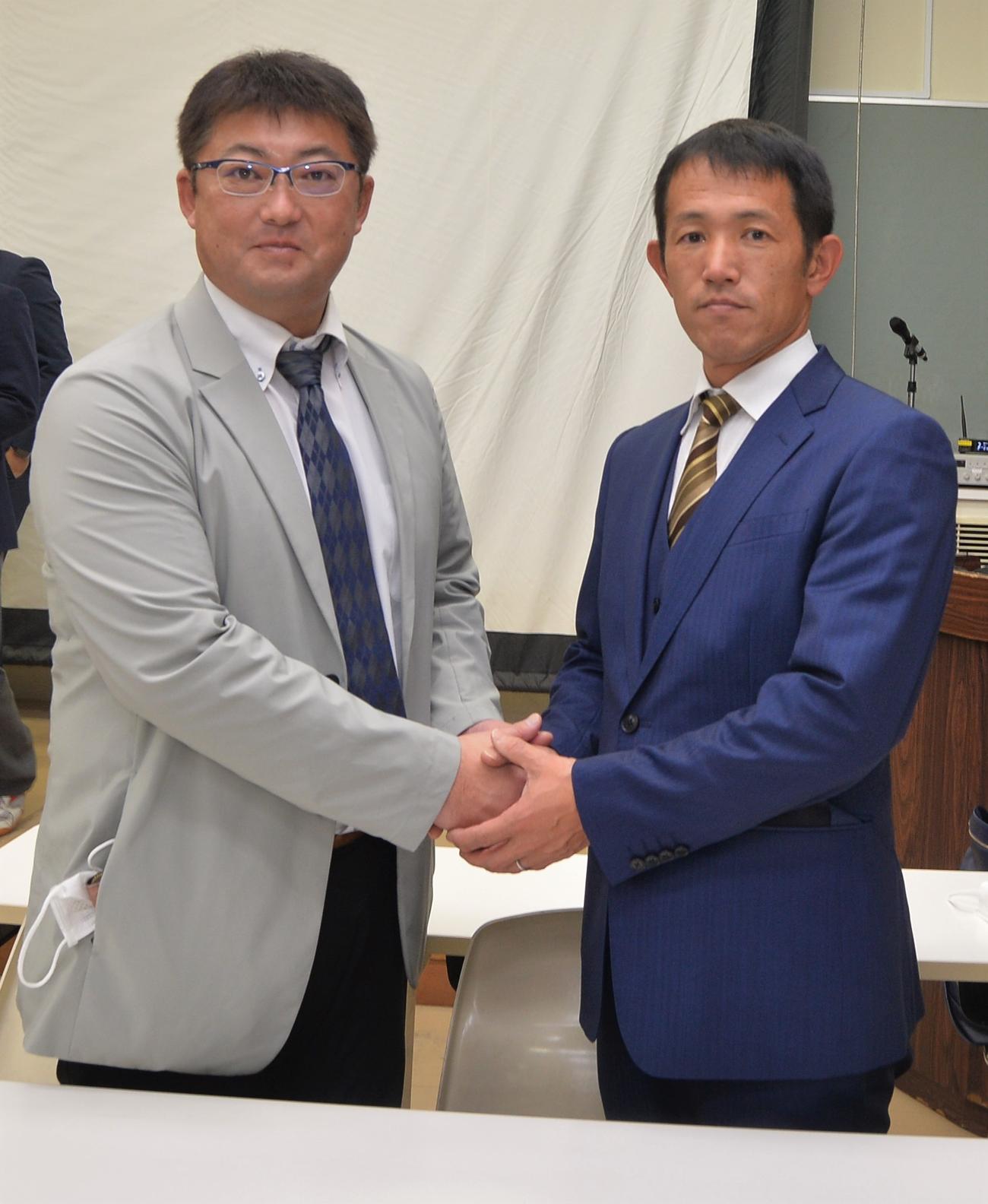 講演会を終え、記念撮影に納まる盛岡大付・関口監督（左）と星稜・林監督（撮影・佐藤究）