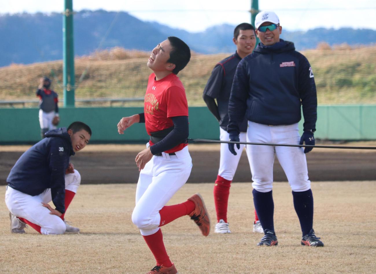 強化練習のトレーニングを笑顔でみつめる国学院久我山・尾崎監督（右）（撮影・阿部泰斉）