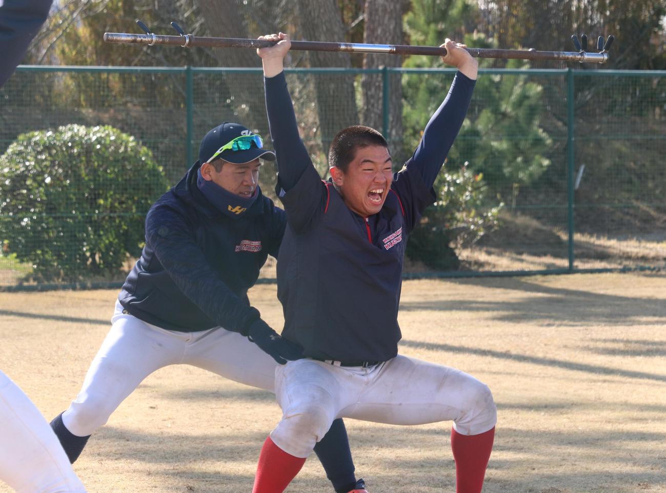 強化練習のトレーニングを、必死の表情で励む国学院久我山の選手たち（撮影・阿部泰斉）
