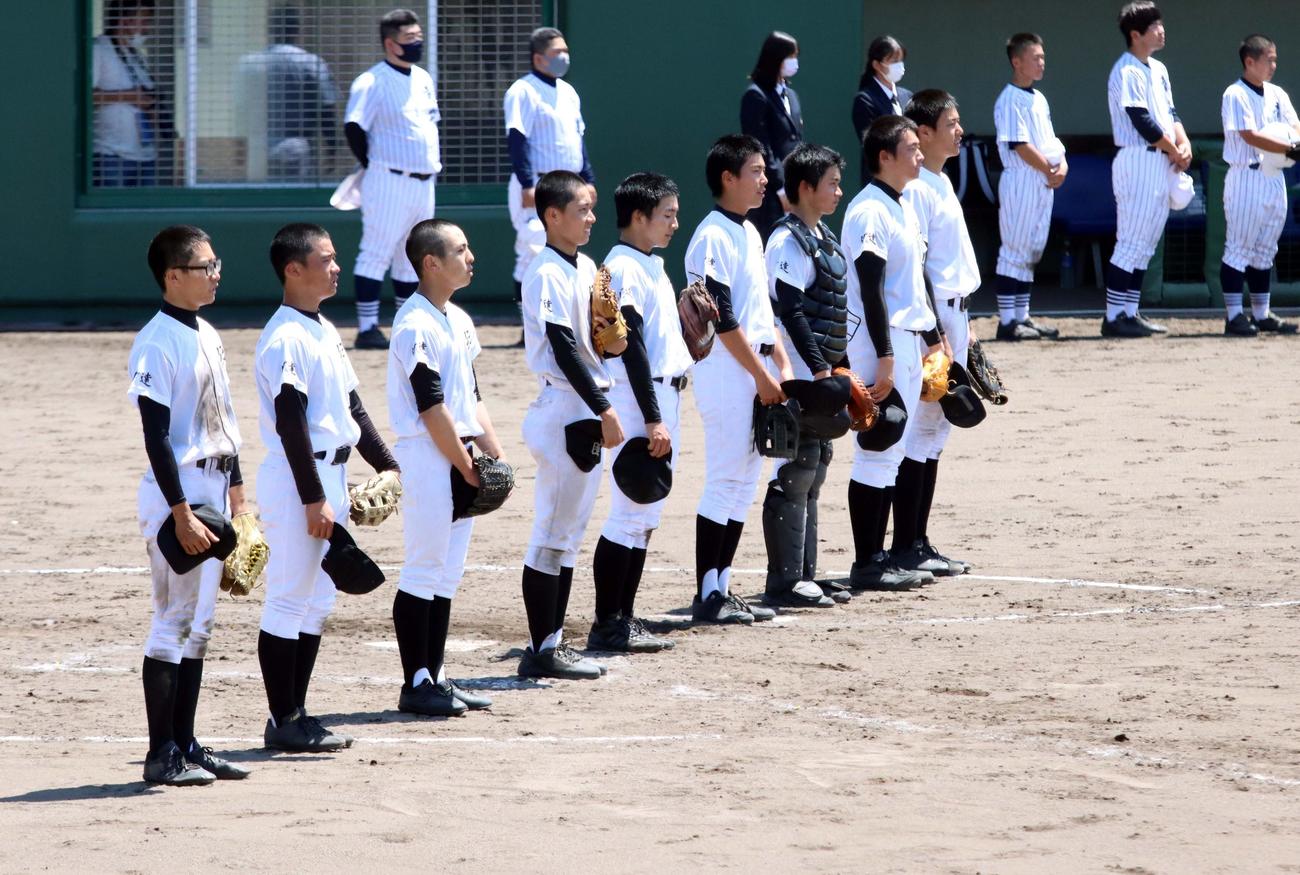 伊達緑丘対登別青嶺　9人で初戦を突破し校歌を歌う伊達緑丘の選手たち（21年6月27日撮影）