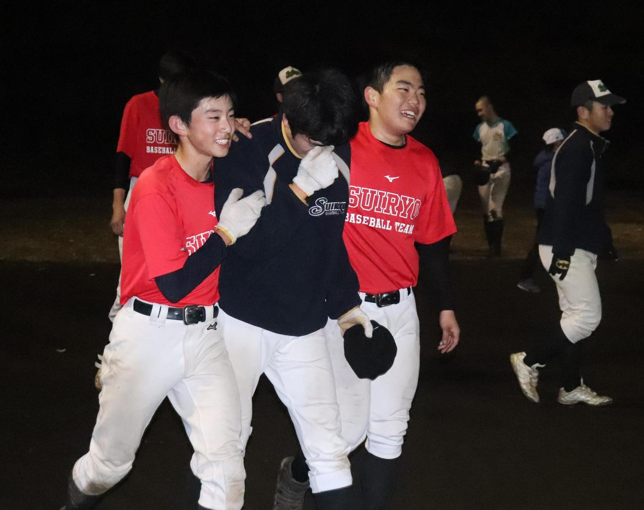 強化練習最後のメニュー、12分間走を終え、涙と笑顔の横浜翠陵ナイン（撮影・阿部泰斉）