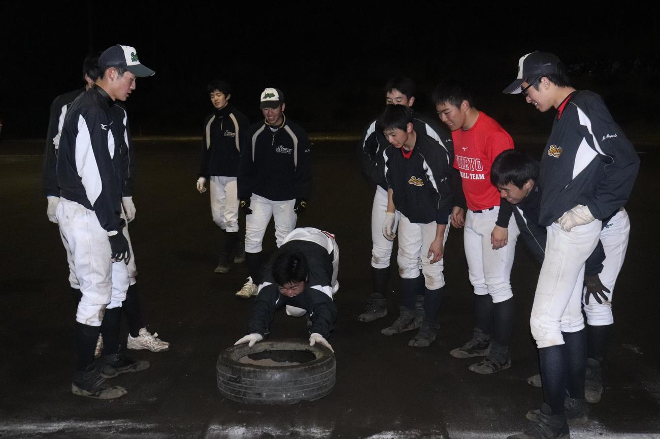 強化練習のトレーニング「タイヤ押し」で、鼓舞する横浜翠陵ナイン（撮影・阿部泰斉）