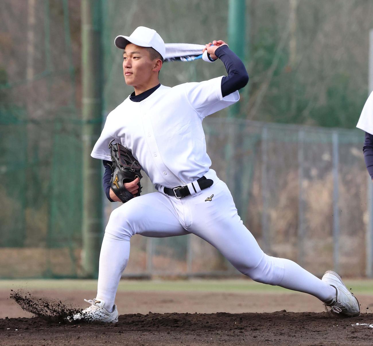 タオルを使って投球イメージを作る大阪桐蔭・前田（撮影・上田博志）