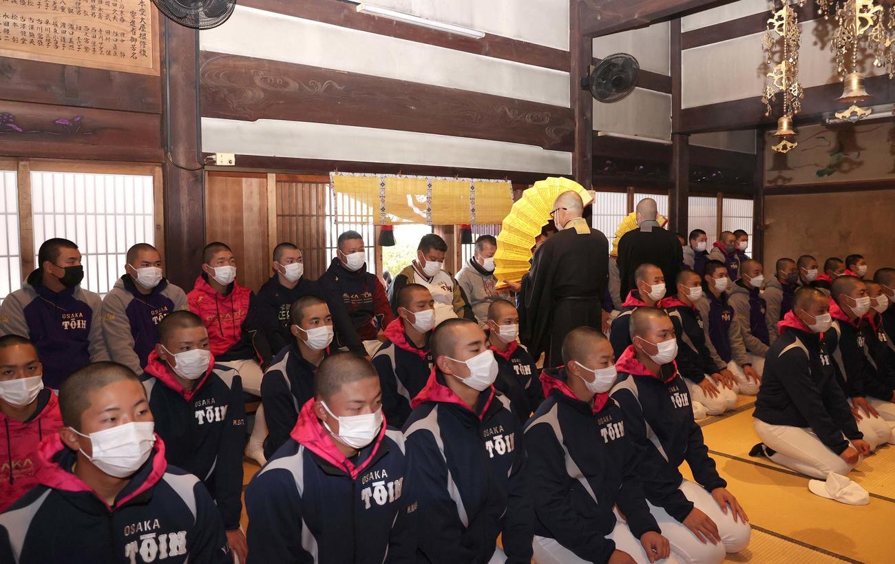 大阪桐蔭・西谷監督（中央）とナインは野崎観音（慈眼寺）で必勝祈願する（撮影・上田博志）