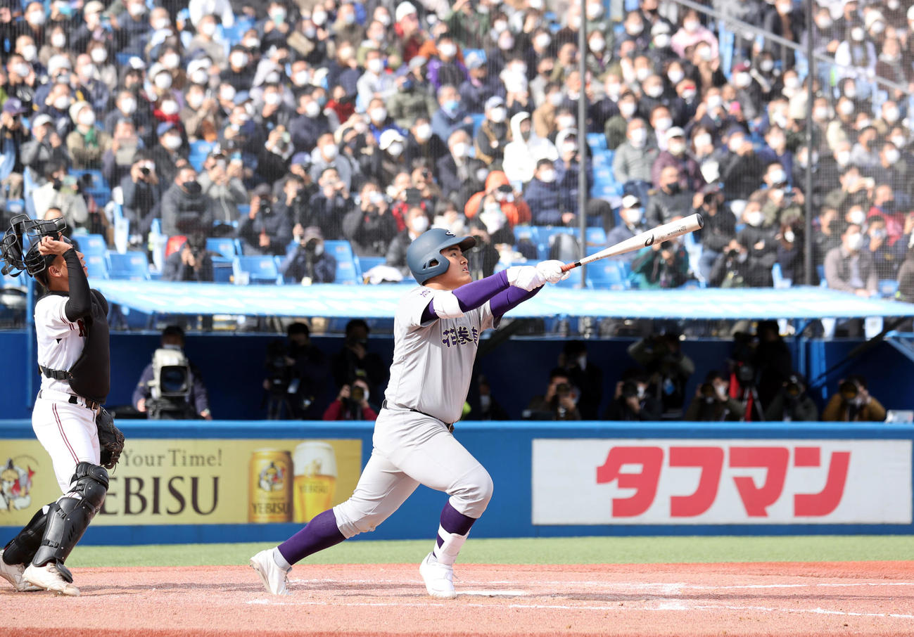 明治神宮大会　花巻東対広陵　佐々木麟太郎は右越え3点本塁打を放つ（2021年11月23日撮影）