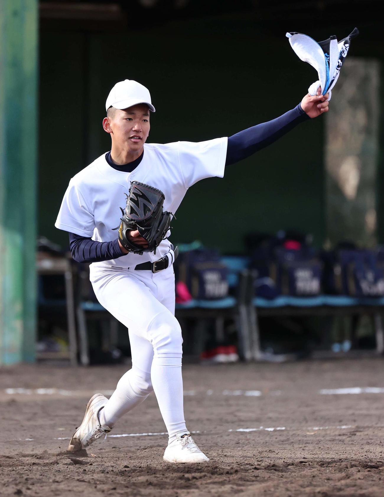 タオルを使って投球イメージを作る大阪桐蔭・前田（撮影・上田博志）