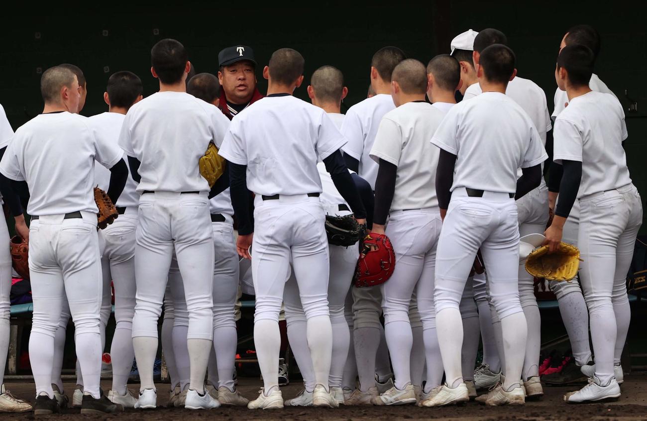 西谷監督（中央左）は円陣を組むナインに指示を出す（撮影・上田博志）