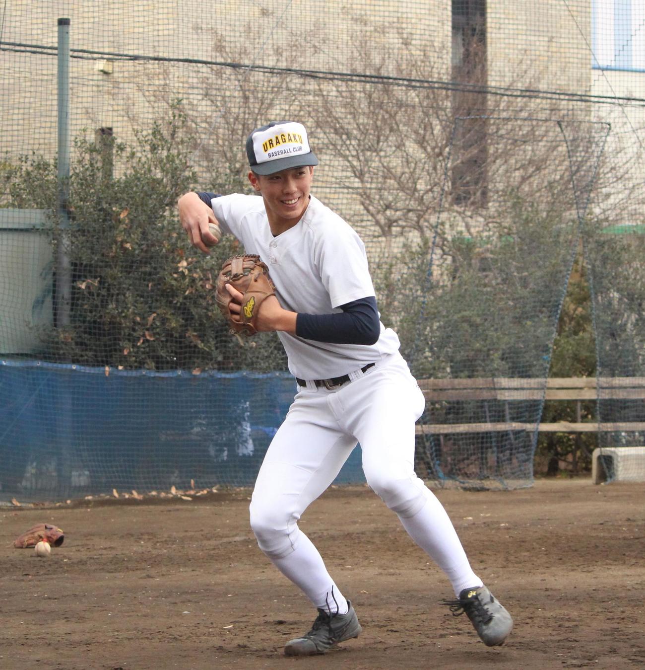 練習始めで体を動かす浦和学院・金田（撮影・保坂恭子）