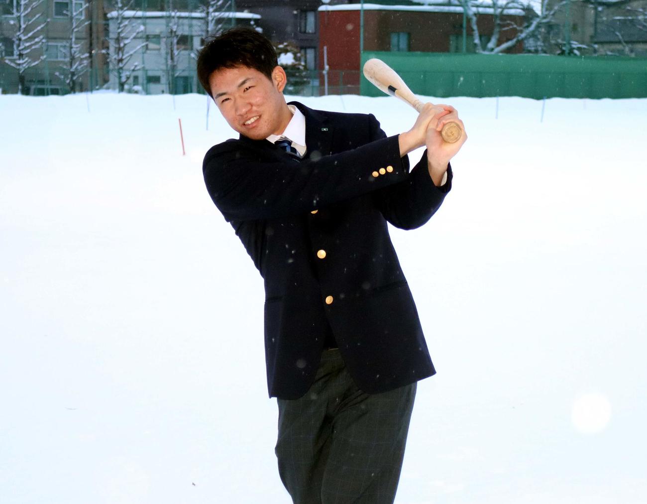 東洋大に合格し雪の中で素振りをする北海・宮下遊撃手（撮影・永野高輔）