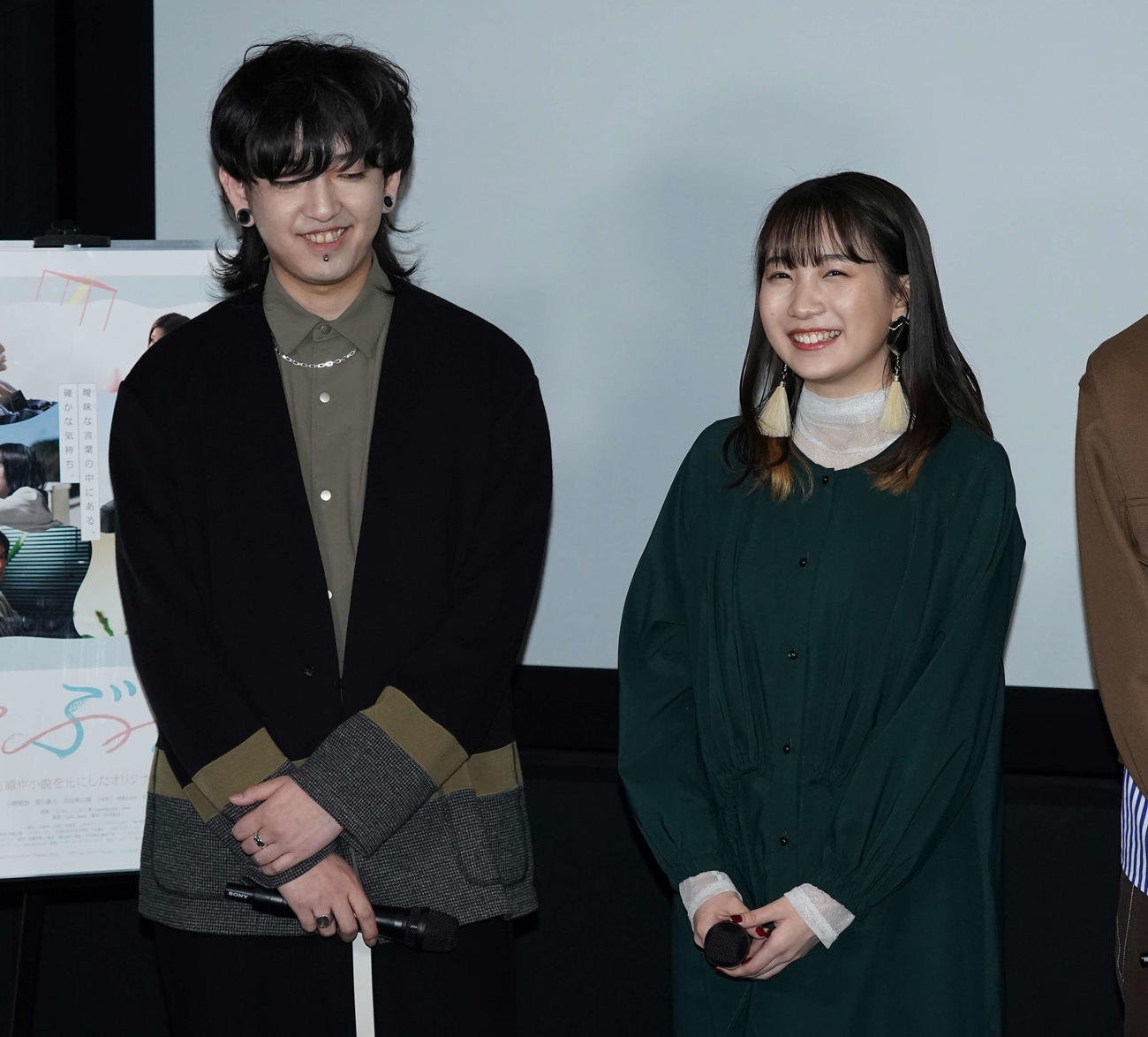 YOASOBIのikura（右）とAyase（2020年11月撮影）